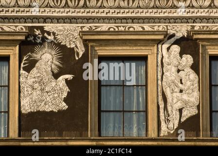 Sgraffiti im Hotel Salva Guarda in Black Eagle Haus in Mirove namesti in Litoměřice in Ustecky kraj (Region Ústí nad Labem), Tschechische Republik Stockfoto