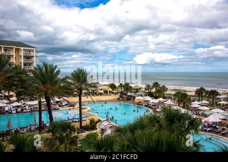 Amelia Island, Florida - 16. August 2019: Touristen genießen einen Tag im Pool in einem Luxus-Resort-Hotel am Fernandina Beach auf der wunderschönen Amelia Island Stockfoto