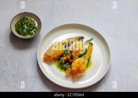 Gebratene Zucchini Blumen gefüllt mit Ricotta-Käse in leichten Tempura Teig Stockfoto