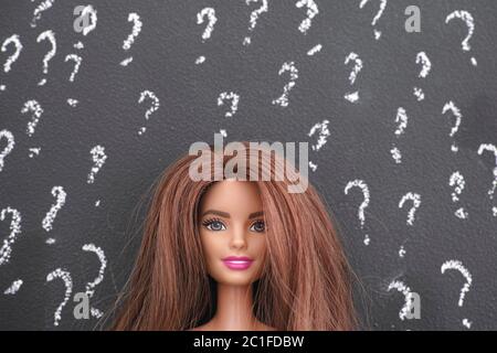 Tambow, Russische Föderation - 14. Juni 2020 Portrait der Barbie-Puppe mit braunen Haaren an der Tafel mit Fragezeichen. Stockfoto