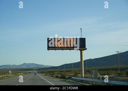 Bleiben Sie zu Hause, Leben zu retten Covid 19 elektronische Zeichen auf dem Highway 395 in Kalifornien Stockfoto