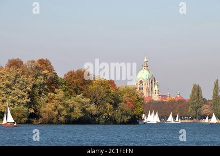 Maschsee mit neuem Rathaus in Hannover Stockfoto