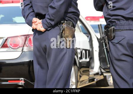 Rückansicht der japanische Polizist mit Streifenwagen Stockfoto