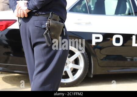 Rückansicht der japanische Polizist mit Streifenwagen Stockfoto