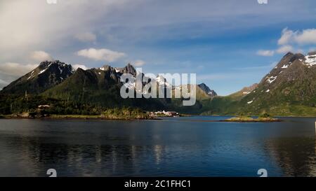 Panoramablick auf Sildpollnes Dorf und Urvika Fjord auf Austvacoy Insel, Lofoten, Norwegen Stockfoto