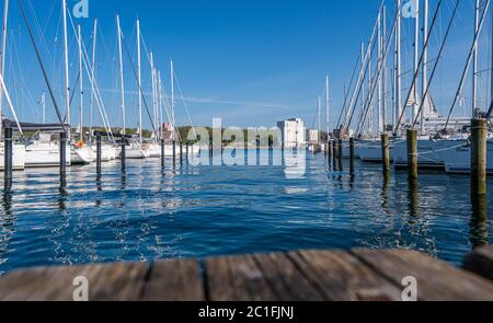16/06/2020 Flensburg, Deutschland, Blick auf den Hafen mit Booten und reflektierendem Wasser Stockfoto