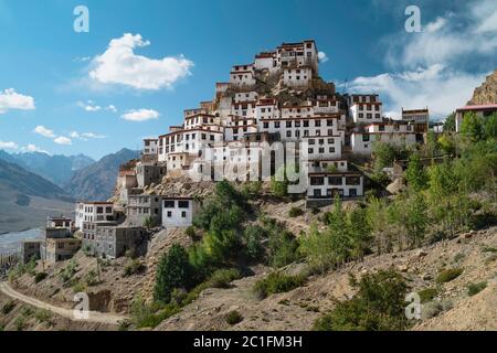 Altes Schlüsselkloster, das am hellen Sommertag in der Nähe von Kaza, Himachal Pradesh, Indien, vom Himalaya tief im Flusstal flankiert wird. Stockfoto