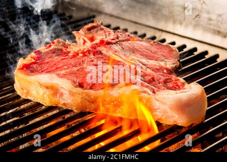 Steak fotografiert auf dem Grill mit Flammen Stockfoto