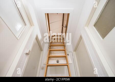 Hölzerne Treppe zum Dachgeschoss in einem modernen Haus Stockfoto