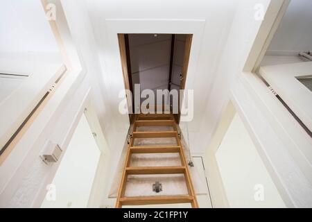 Hölzerne Treppe zum Dachgeschoss in einem modernen Haus Stockfoto
