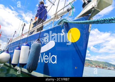 Blue Racing Segelboot am Hafen mit Linie von blauen und weißen Kotflügelboje vertäut. Stockfoto