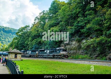 EMD SD70ACU Lokomotiven auf Mischfracht, Horseshoe Curve, Logan Township, PA Stockfoto