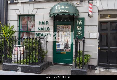 Ein Friseur, Nagelstudio und Schönheitssalon in Chinatown. London Stockfoto