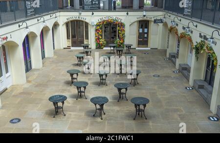 Crusting Pipe Restaurant und Weinbar mit leeren Tischen in Covent Garden. London Stockfoto