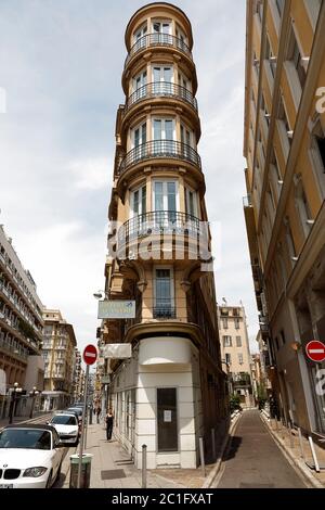 Nizza, Frankreich – 27. MAI 2012: Das Hotel Acanthe befindet sich im Herzen von Nizza, direkt neben dem Massena-Platz und ist an bewölkten Tagen zu sehen. Stockfoto