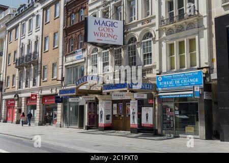 Vaudeville Theater am Strand zeigt Magie schief gegangen. London Stockfoto