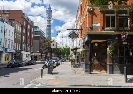 Kreuzung von Windmill Street und Charlotte Street mit der Fitzroy Tavern an der Ecke. BT Post Office Tower im Hintergrund. London Stockfoto