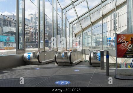 Neuer Eingang zur Tottenham Court Road Station mit Glasdach, das Rolltreppen bis zum Bahnhof abdeckt. London Stockfoto