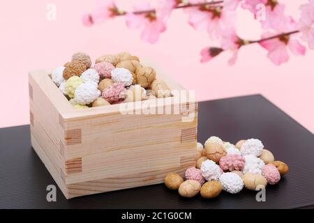 Japanische traditionelle Veranstaltung, Soja Snacks werden auf einer jährlichen Veranstaltung/Setsubun verwendet. Stockfoto