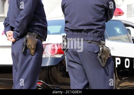 Rückansicht der japanische Polizist mit Streifenwagen Stockfoto