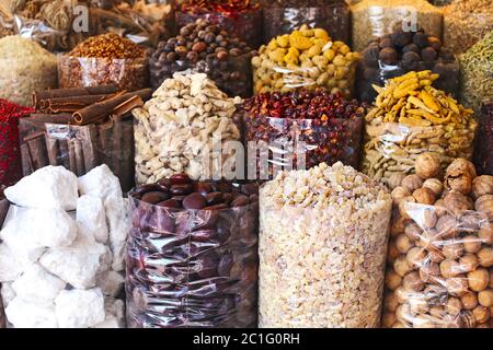 Gewürze und Kräuter werden auf dem traditionellen arabischen Markt verkauft Stockfoto