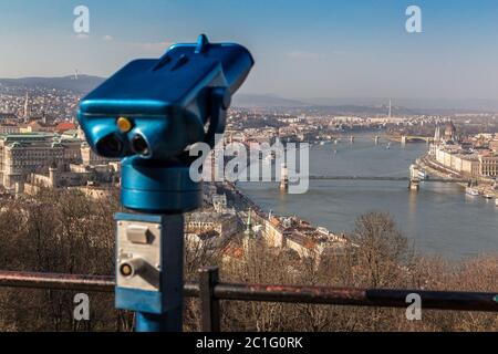 Münzfernglas in Budapest. Blaues Teleskop auf Aussichtsplattform Stockfoto