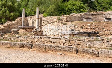 Ein Teil der Ruinen des Nymphaion (oder Nymphäum) ein monumentaler Brunnen gestiftet von Herodes Atticus, antiken Olympia, Griechenland Stockfoto