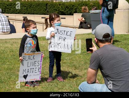 Oakland, CA - 10. Juni 2020: Demonstranten, die an der George Floyd Black Lives Matter-Protestaktion in Oakland teilnehmen, Kundgebung am 14. Und Broad Rathaus Stockfoto