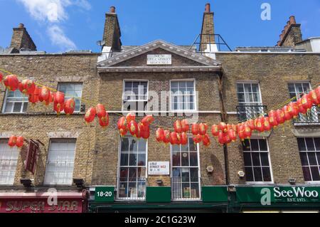 Lisle Street in Londons Chinatown mit Schaufenstern und chinesischen Laternen. London Stockfoto