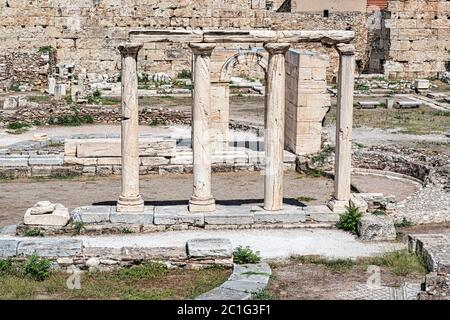 Die Ruinen der Hadrianbibliothek in Athen. Die Bibliothek wurde im Jahre 132 n. Chr. erbaut und war eines der monumentalen Gebäude, die während der Regierungszeit errichtet wurden Stockfoto