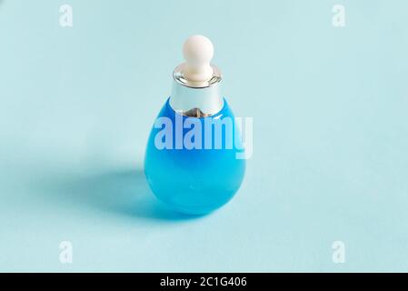 Gesichtscreme Serum Flüssigkeit oder Hyaluronsäure mit Pipette in blauer Flasche. Sommer empfindliche Hautpflege Mockup. Hyaluronsäure minimalistisch Stockfoto