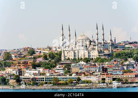 Panoramablick auf die Sultan Ahmed Moschee Blaue Moschee ist eine historische Moschee, die Moschee ist im Volksmund für die blauen Fliesen bekannt A Stockfoto