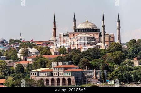 Blick auf die Hagia Sophia "Heilige Weisheit" ist eine ehemalige griechisch-orthodoxe patriarchalische Basilika (Kirche), später eine kaiserliche Moschee und heute ein Museum in Istanb Stockfoto
