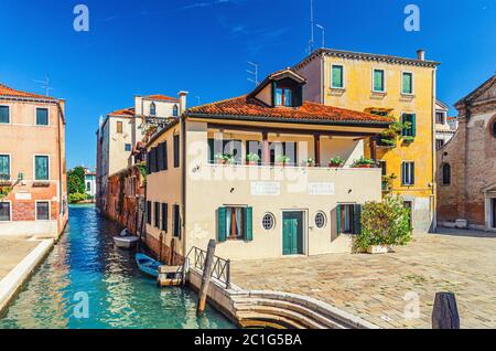 Venedig, Italien, 13. September 2019: Kleiner schmaler Kanal mit Booten, alten Gebäuden und Campo San Zan Degola Platz in Santa Croce Sestiere historischen Cit Stockfoto