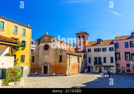 Venedig, Italien, 13. September 2019: Chiesa San Zan Degola oder San Giovanni Decollato Russisch-orthodoxe Kirche mit Glockenturm in Santa Croce sestiere his Stockfoto