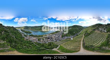 360 Panorama von Bacharach am Rhein. Kleinstadt am Oberen Mittelrhein. Schöne Luftpanorama Postkartenansicht mit einer Kirche. Stockfoto