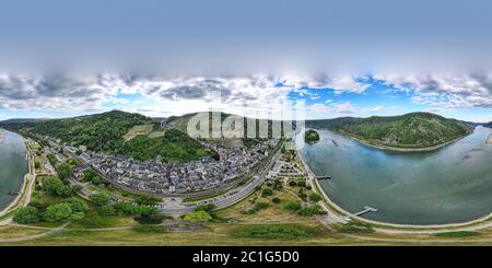 360 Panorama von Bacharach am Rhein. Kleinstadt am Oberen Mittelrhein. Schöne Luftpanorama Postkartenansicht mit einer Kirche. Stockfoto