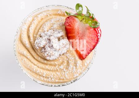 Dessert im Glas mit Mascarpone Sahne, Walnüssen und Erdbeeren Stockfoto