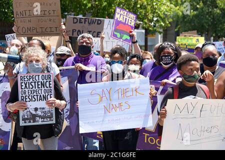 Berkeley, CA - 13. Juni 2020: Hunderte von Menschen, die an einer Black Lives Matter-Protestaktion teilnehmen, protestieren gegen den Tod von George Floyd und anderen. März Stockfoto