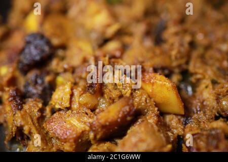 Südindische Gericht würzigen Rindfleisch braten Kerala, Indien. Beilage Ghee Reis, Appam, Parotta, puttu, Brot und chappathi, Kerala Küche, Buffalo Braten / Fleisch Stockfoto