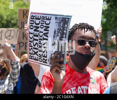 Berkeley, CA - 13. Juni 2020: Hunderte von Menschen, die an einer Black Lives Matter-Protestaktion teilnehmen, protestieren gegen den Tod von George Floyd und anderen. März Stockfoto