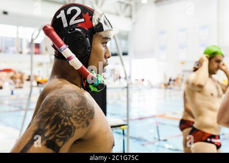 Ein Athlet, der sich auf ein Spiel des Unterwasser-Hockeysports bei der CMAS-Weltmeisterschaft in Quebec City vorbereitet. Stockfoto