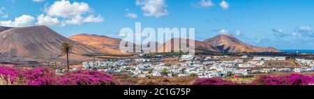 Landschaft mit kleinem Dorf auf Lanzarote Insel im Timanfaya Nationalpark, Kanarische Inseln, Spanien. Stockfoto