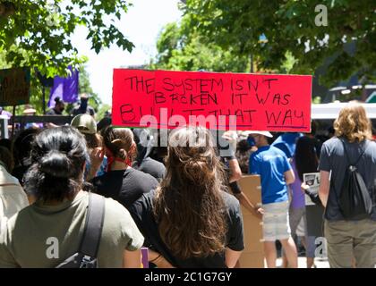 Berkeley, CA - 13. Juni 2020: Hunderte von Menschen, die an einer Black Lives Matter-Protestaktion teilnehmen, protestieren gegen den Tod von George Floyd und anderen. März Stockfoto