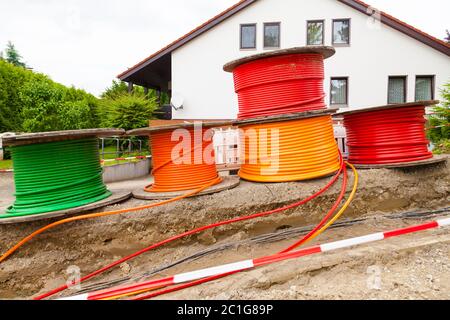 Baustelle mit Glasfaserkabeln Stockfoto