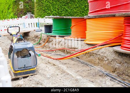 Baustelle mit Glasfaserkabeln Stockfoto
