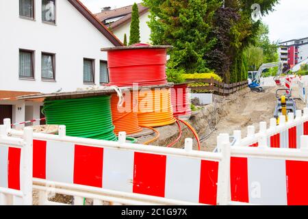 Baustelle mit Glasfaserkabeln Stockfoto