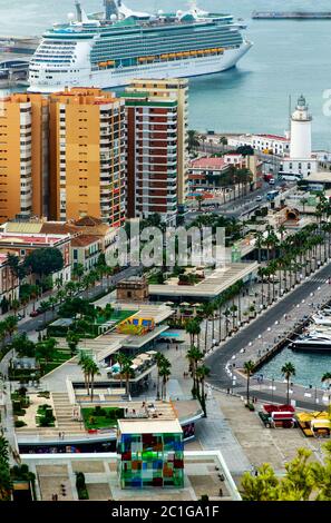 Atemberaubende Ausblicke vom Castillo de Gibralfaro über die Bucht, den neu gestalteten Hafen, der von palmengesäumten Promenaden in einer natürlichen Bucht von Malaga und der Stadt umgeben ist. Costa del Sol, Andalusien, Spanien Stockfoto