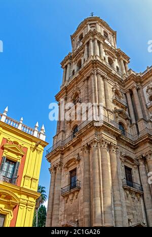 Der Palacio Episcopal (bishopâ´s-Palast) und die Kathedrale von Malaga (erbaut zwischen 1528 und 1782) sind als "die eine bewaffnete Dame" bekannt. Sie können die Kathedrale nicht verpassen, die von praktisch jeder Ecke aus zu sehen ist. Costa del Sol, Andalusien, Spanien Stockfoto