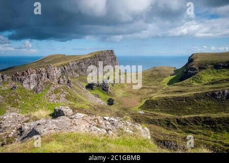 Malerischer Blick auf der Trotternish Ridge in der Nähe des Quiraing auf der Insel Skye, Schottland, Großbritannien Stockfoto